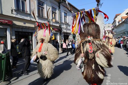 Kamnik so obiskali koranti iz Zamušanov pri Ptuju in v mestno jedro privabili nepregledno množico, željno ogleda tradicionalne pustne šege (26)